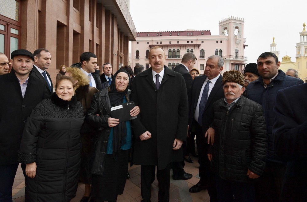 Prezident şəhid anasını ayağa qalxmağa qoymadı - FOTOLAR