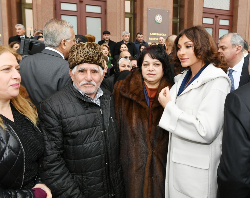 Prezident şəhid anasını ayağa qalxmağa qoymadı - FOTOLAR