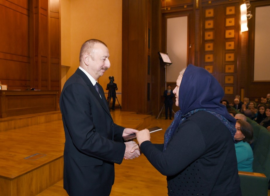 Prezident şəhid anasını ayağa qalxmağa qoymadı - FOTOLAR