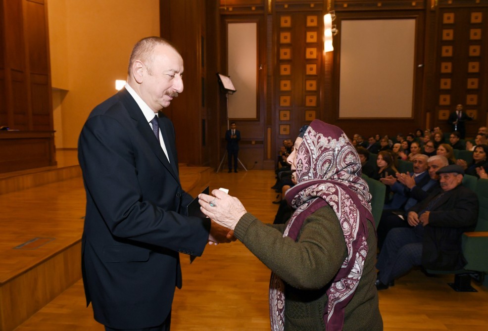 Prezident şəhid anasını ayağa qalxmağa qoymadı - FOTOLAR