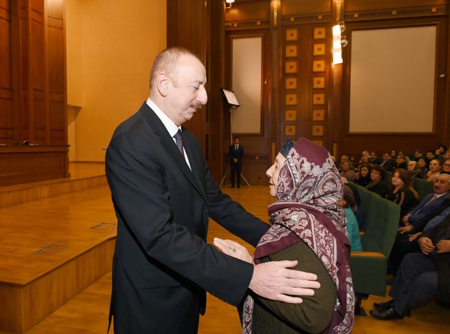 Prezident şəhid anasını ayağa qalxmağa qoymadı - FOTOLAR