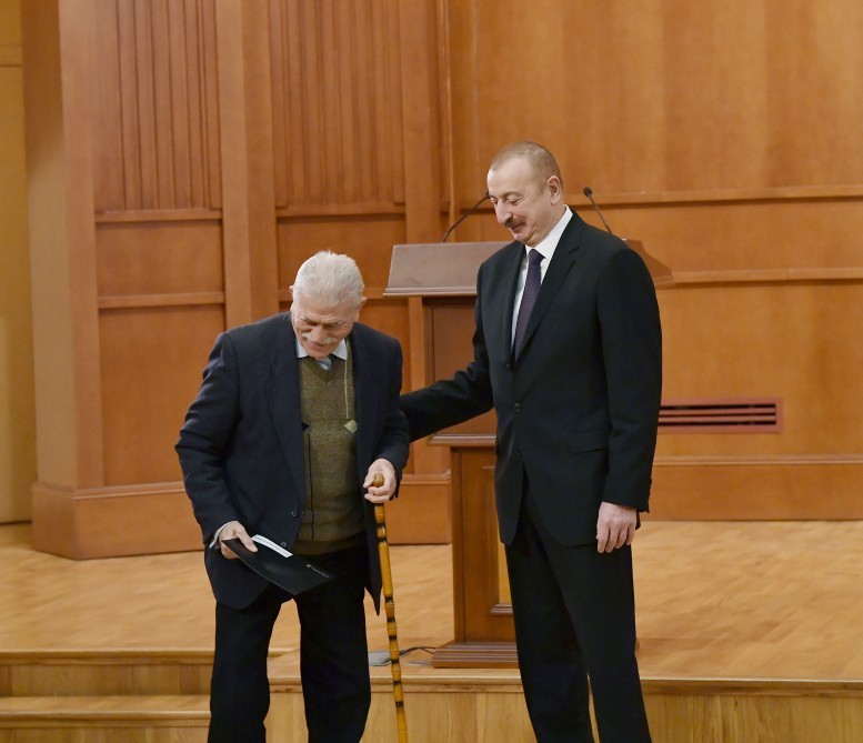 Prezident şəhid anasını ayağa qalxmağa qoymadı - FOTOLAR