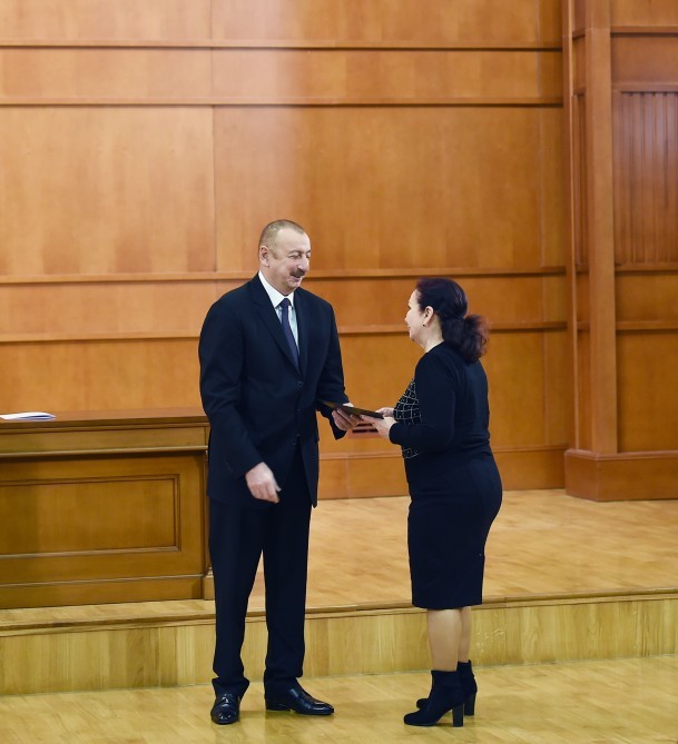 Prezident şəhid anasını ayağa qalxmağa qoymadı - FOTOLAR