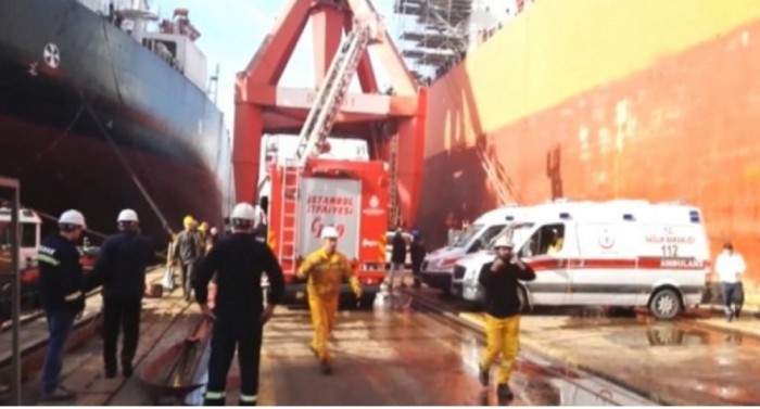 İstanbulda gəmi yanıb: 2 nəfər ölüb, 11 yaralı var