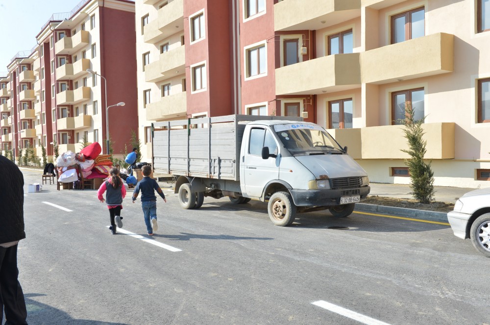 Ağır vəziyyətdə yaşayan məcburi köçkünlər Ümid qəsəbəsinə köçürülür - FOTOLAR