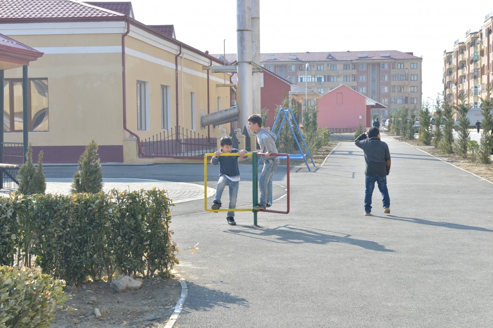 Ağır vəziyyətdə yaşayan məcburi köçkünlər Ümid qəsəbəsinə köçürülür - FOTOLAR