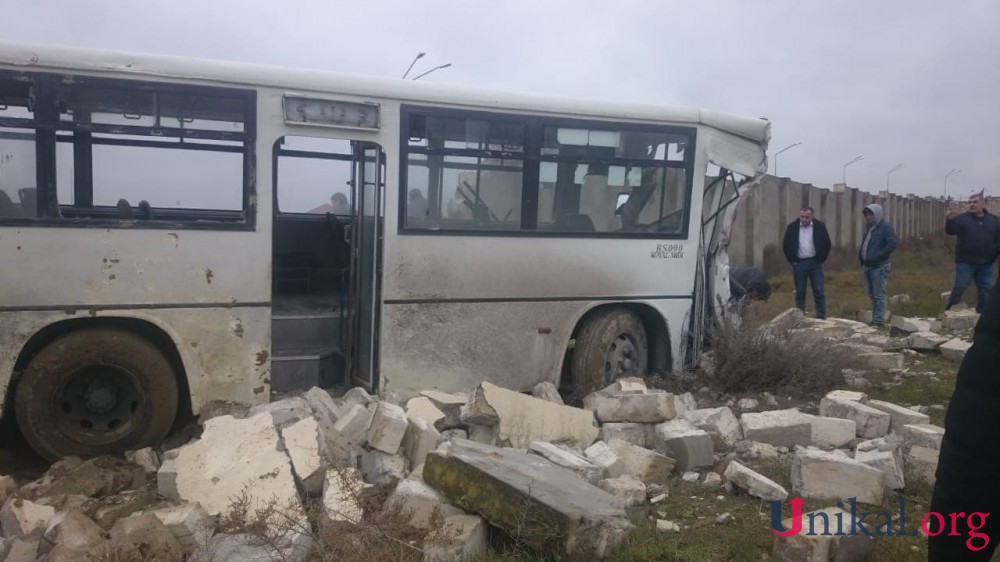 Bakıda DƏHŞƏTLİ QƏZA: Avtobus şirkətin hasarına çırpıldı (FOTO)