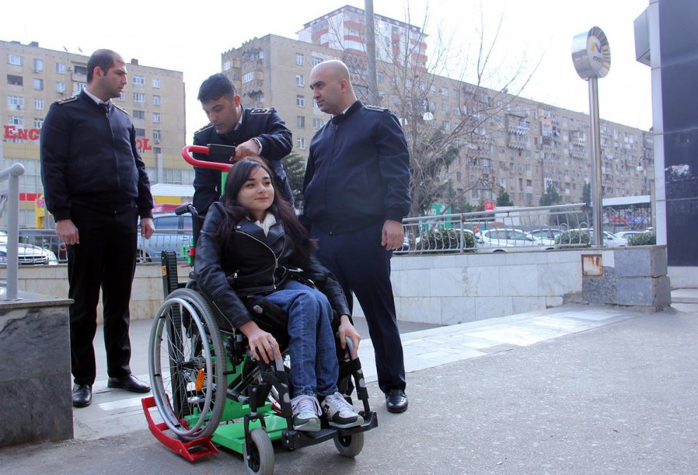 "Bakı metropoliteni"ndə İLK - Vaqonlarda əlillər üçün əlavə yerlər quraşdırılırır (FOTO)