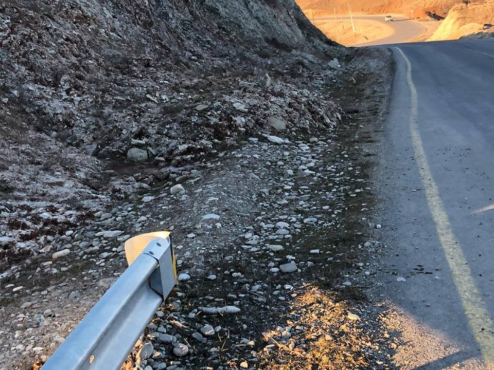 Zəlzələ yollara da ziyan vurdu - Sürüşmə oldu (FOTO)