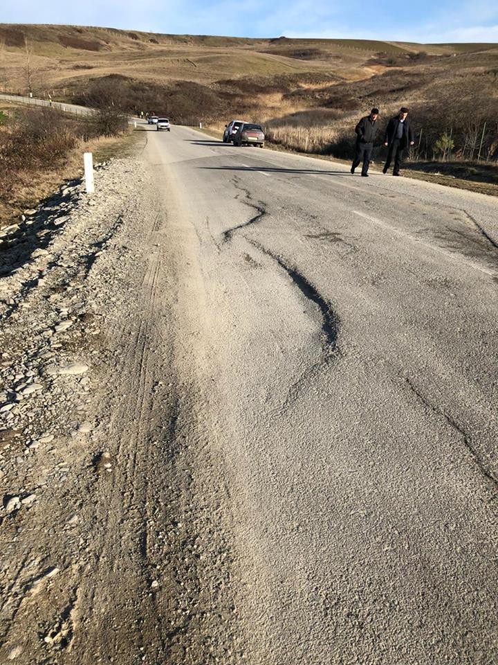 Zəlzələ yollara da ziyan vurdu - Sürüşmə oldu (FOTO)