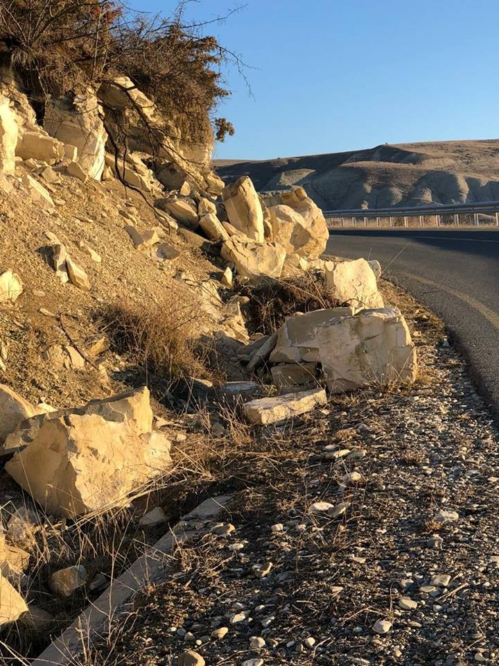 Zəlzələ yollara da ziyan vurdu - Sürüşmə oldu (FOTO)