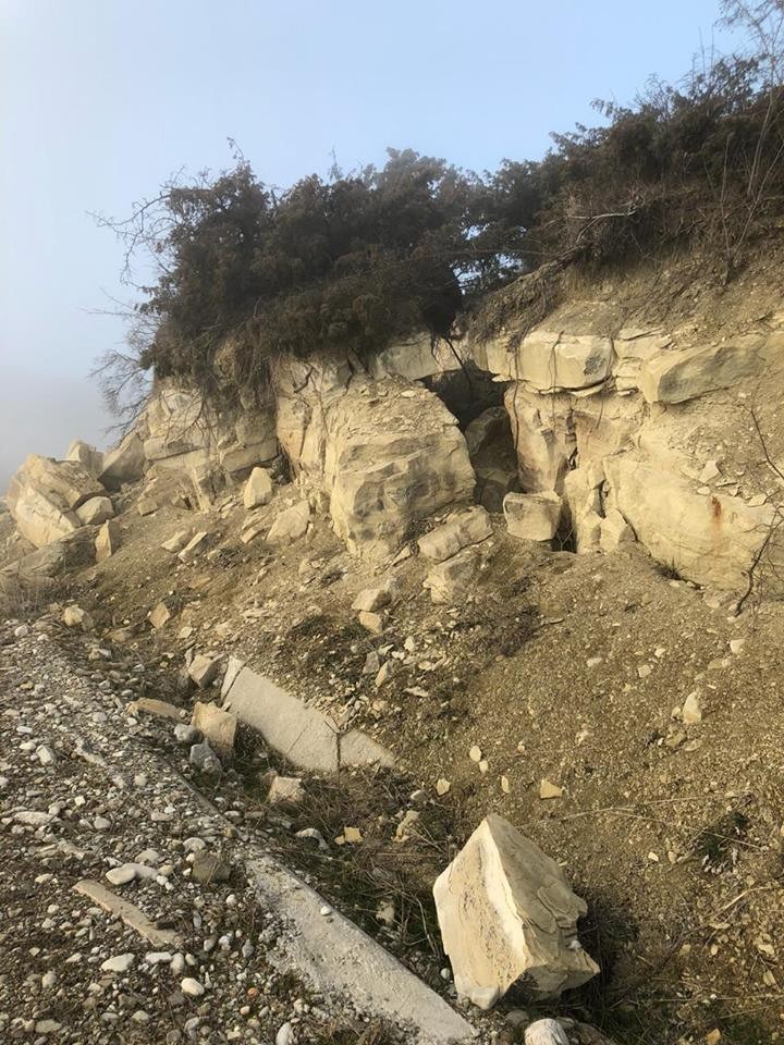 Zəlzələ yollara da ziyan vurdu - Sürüşmə oldu (FOTO)