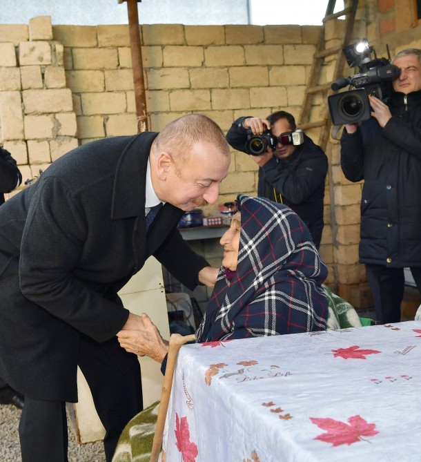 İlham Əliyev zəlzələdə evi uçan nənəni qucaqlayıb, dinlədi - FOTOLAR