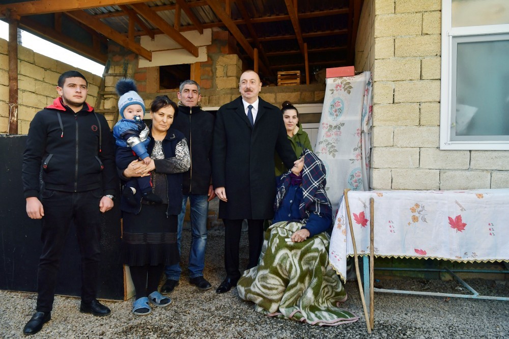 İlham Əliyev zəlzələdə evi uçan nənəni qucaqlayıb, dinlədi - FOTOLAR