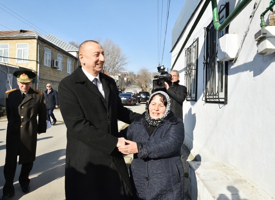 İlham Əliyev zəlzələdə evi uçan nənəni qucaqlayıb, dinlədi - FOTOLAR