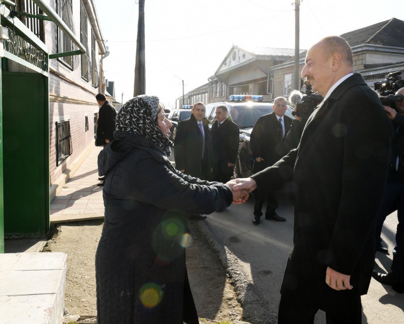 İlham Əliyev zəlzələdə evi uçan nənəni qucaqlayıb, dinlədi - FOTOLAR