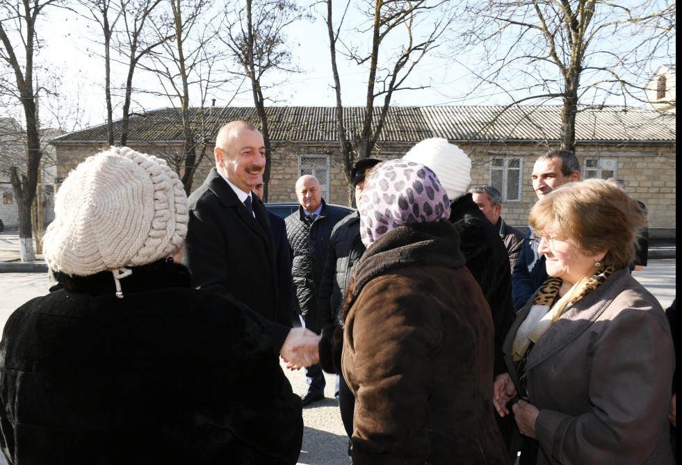 İlham Əliyev zəlzələdə evi uçan nənəni qucaqlayıb, dinlədi - FOTOLAR