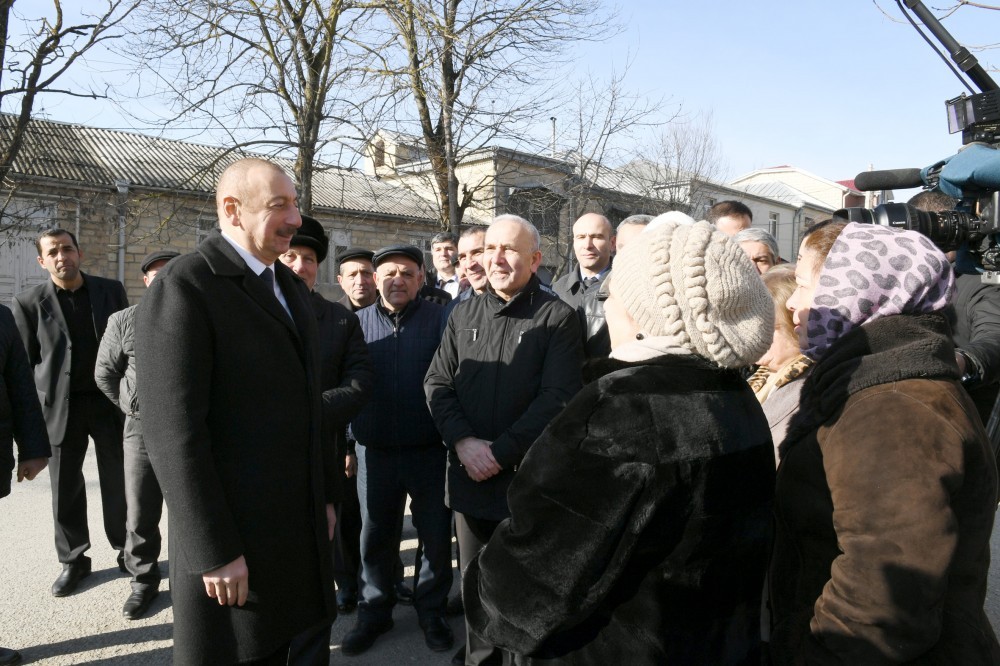 İlham Əliyev zəlzələdə evi uçan nənəni qucaqlayıb, dinlədi - FOTOLAR