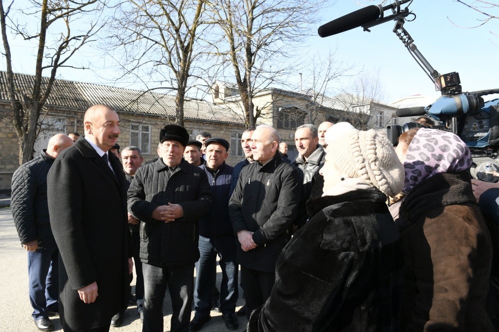 İlham Əliyev zəlzələdə evi uçan nənəni qucaqlayıb, dinlədi - FOTOLAR