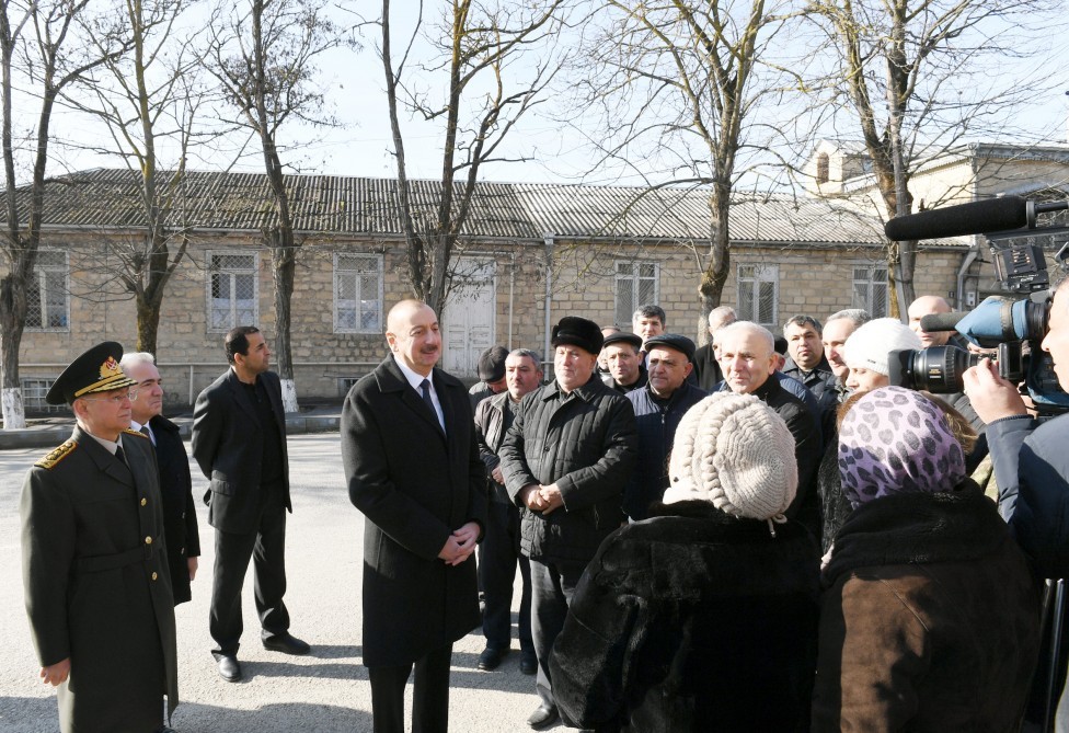 İlham Əliyev zəlzələdə evi uçan nənəni qucaqlayıb, dinlədi - FOTOLAR