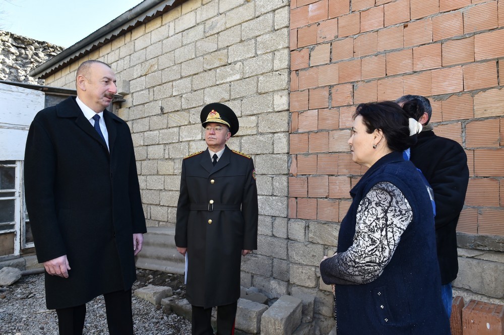 İlham Əliyev zəlzələdə evi uçan nənəni qucaqlayıb, dinlədi - FOTOLAR