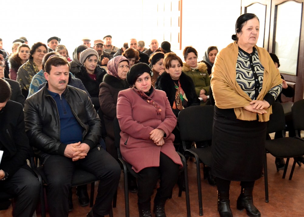 Deputat Qaradağlı kəndinin sakinləri ilə görüşdü - FOTOLAR