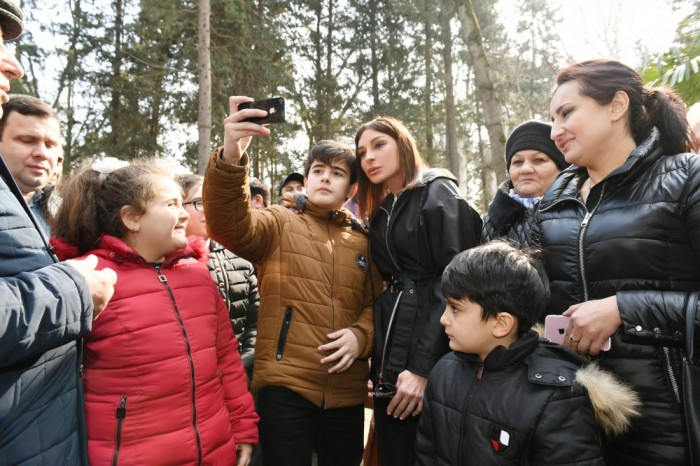 Mehriban Əliyeva gənclərlə selfi çəkdirdi - FOTOLAR