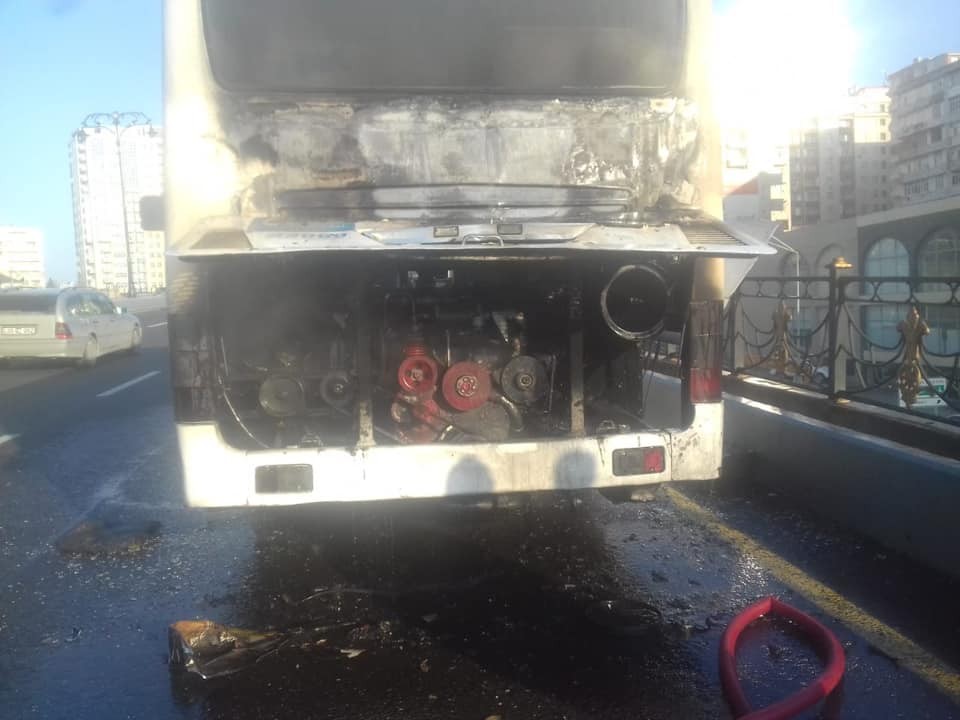 Bakıda sərnişin avtobusu yandı - FOTO