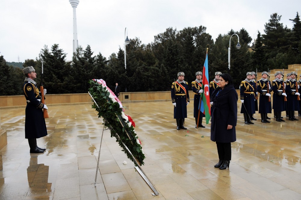 Zurabişvili Ulu öndərin məzarını və Şəhidlər xiyabanını ziyarət etdi 