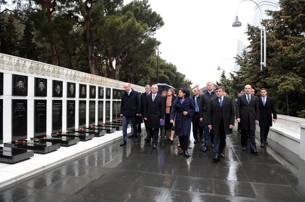 Zurabişvili Ulu öndərin məzarını və Şəhidlər xiyabanını ziyarət etdi 