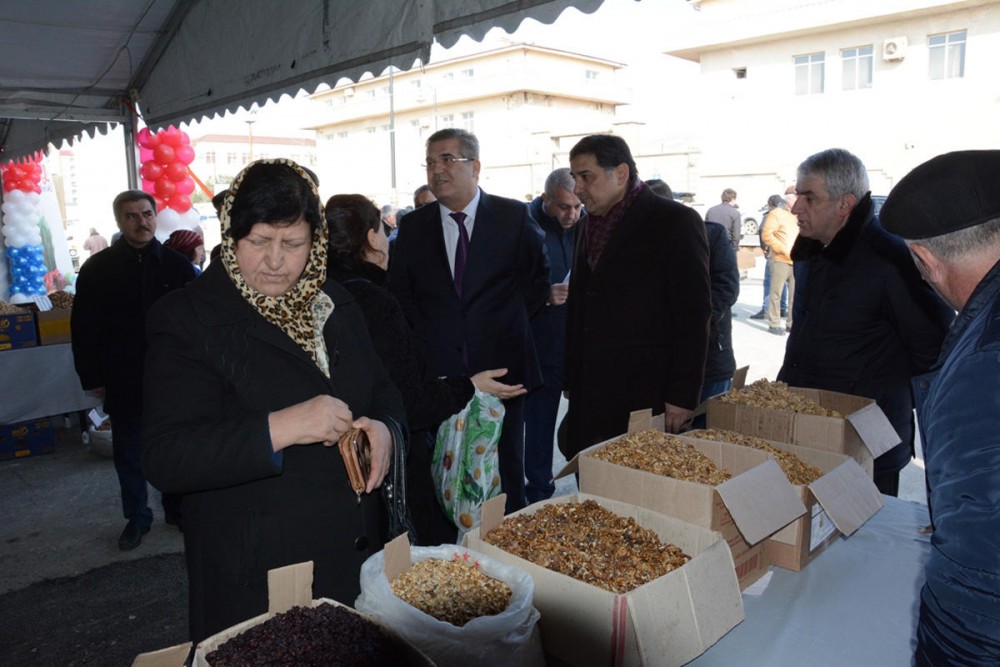 İcra başçısı yarmarkada - FOTOLAR