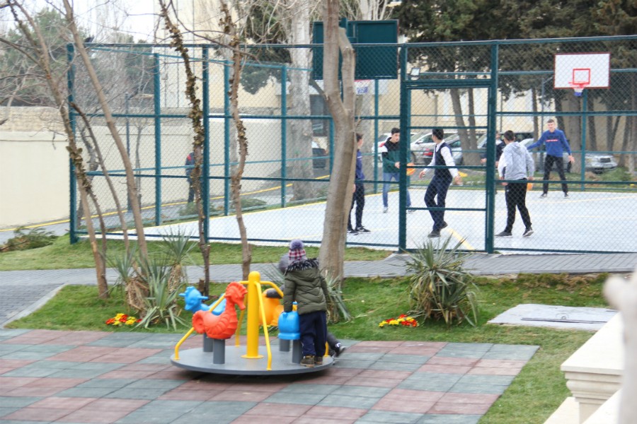 Abadlaşdırılan növbəti həyət sakinlərin istifadəsinə verildi - FOTOLAR