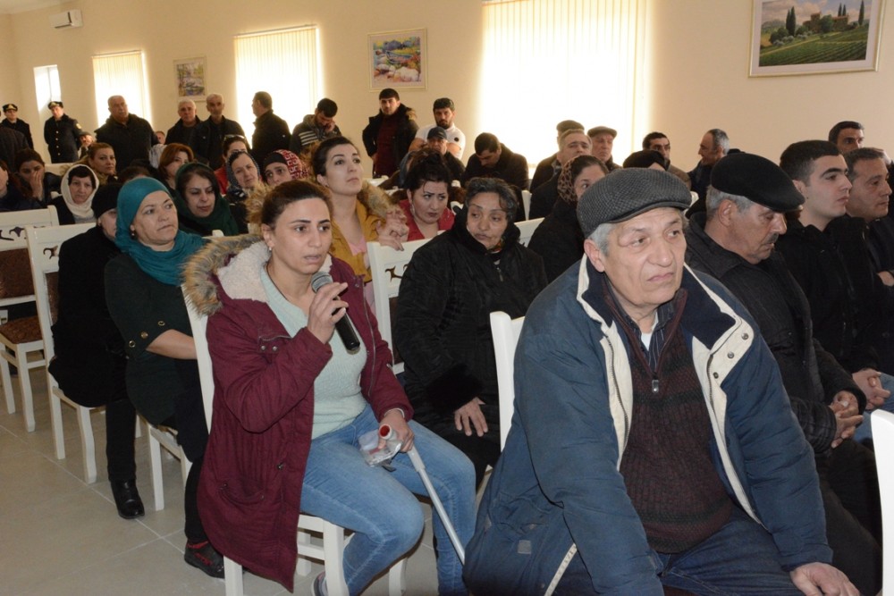 İcra başçısı sakinlərin şikayətlərini “açıq mikrofon”da dinlədi - FOTOLAR