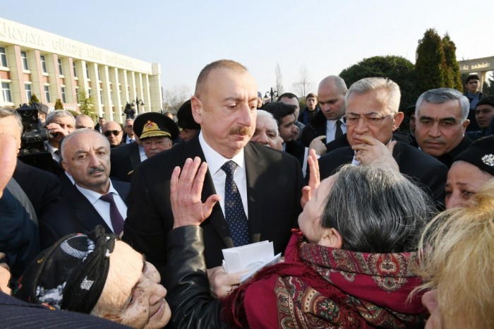 Prezident Ağsu sakinlərinin problemlərini dinlədi - FOTOLAR