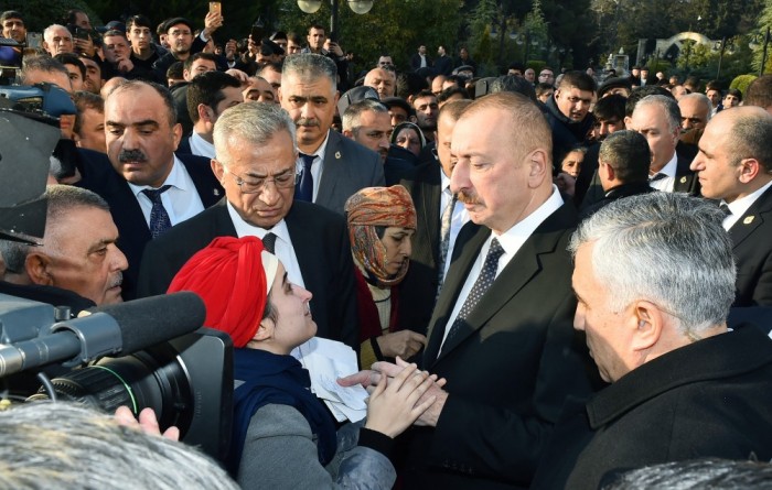 Prezident Ağsu sakinlərinin problemlərini dinlədi - FOTOLAR