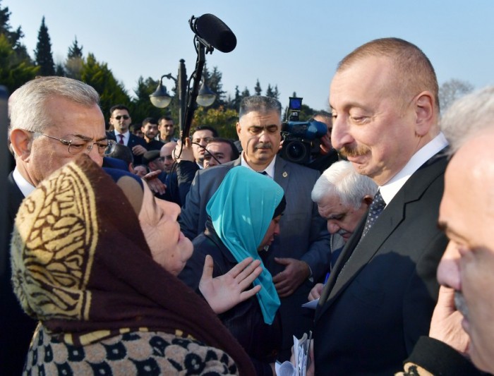 Prezident Ağsu sakinlərinin problemlərini dinlədi - FOTOLAR