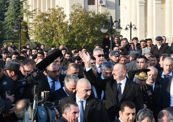 Prezident Ağsu sakinlərinin problemlərini dinlədi - FOTOLAR