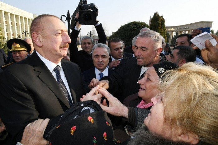 Prezident Ağsu sakinlərinin problemlərini dinlədi - FOTOLAR