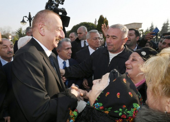 Prezident Ağsu sakinlərinin problemlərini dinlədi - FOTOLAR