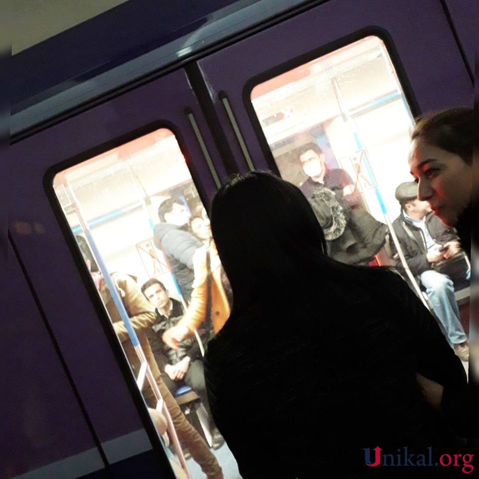 Bakı metrosunda qatarın qapıları açılmadı: sərnişinlər panikaya  düşdü - VİDEO