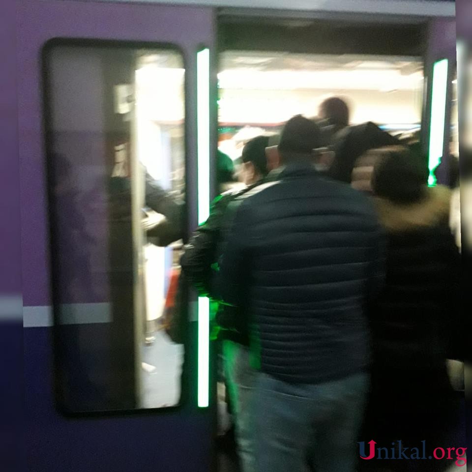 Bakı metrosunda qatarın qapıları açılmadı: sərnişinlər panikaya  düşdü - VİDEO