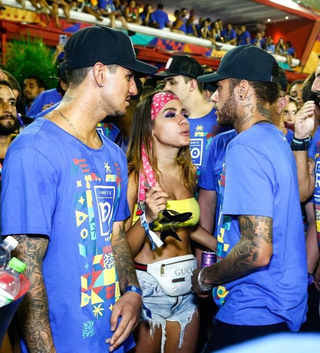 Zədəli Neymar karnavalda qızlarla belə əyləndi - FOTO