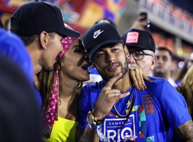 Zədəli Neymar karnavalda qızlarla belə əyləndi - FOTO