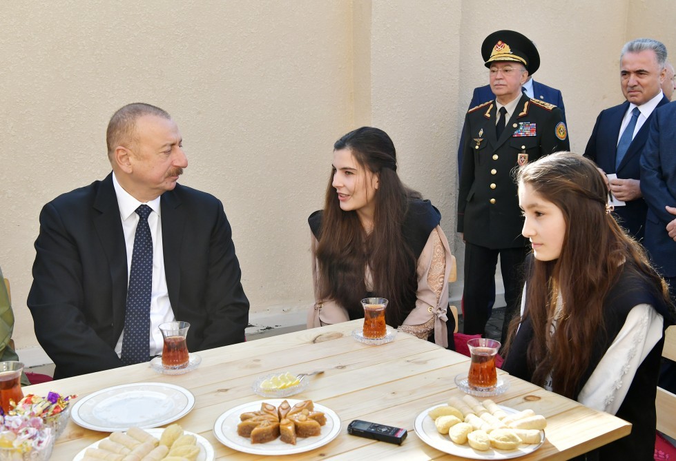 Prezident və xanımı Saray nənə ilə bir masa arxasında - FOTOLAR