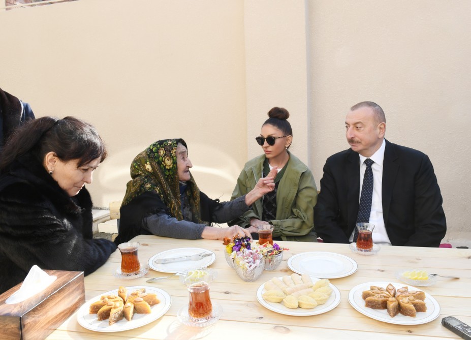 Prezident və xanımı Saray nənə ilə bir masa arxasında - FOTOLAR