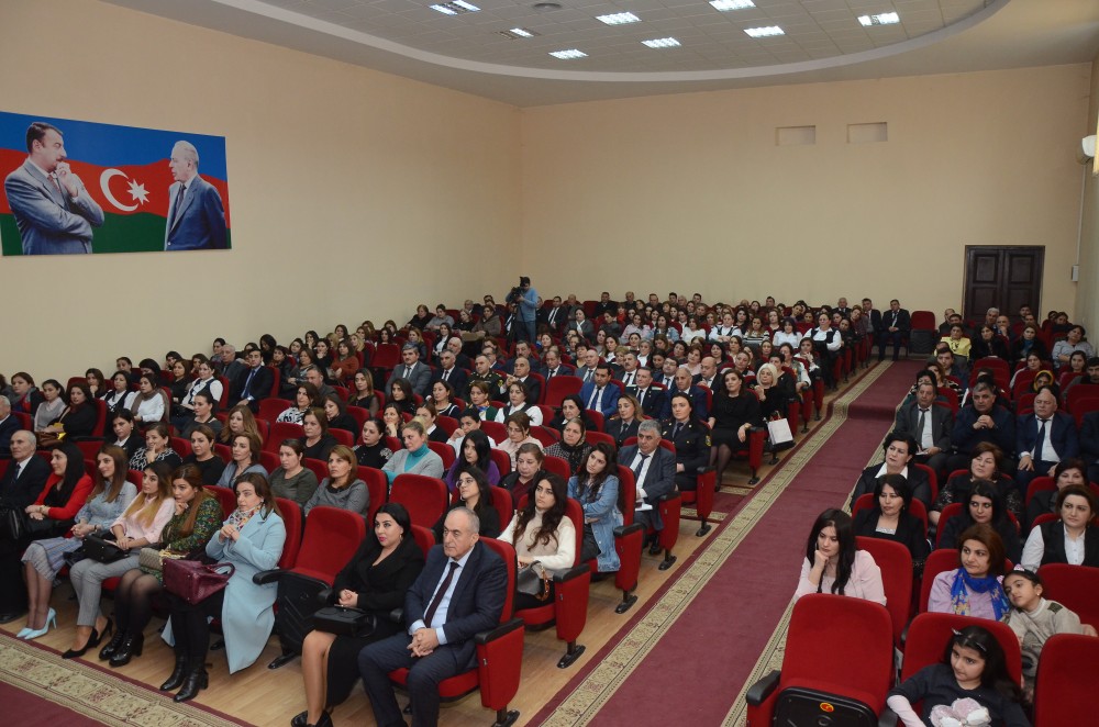 Malik İsaqov qadınları təbrik etdi - FOTO