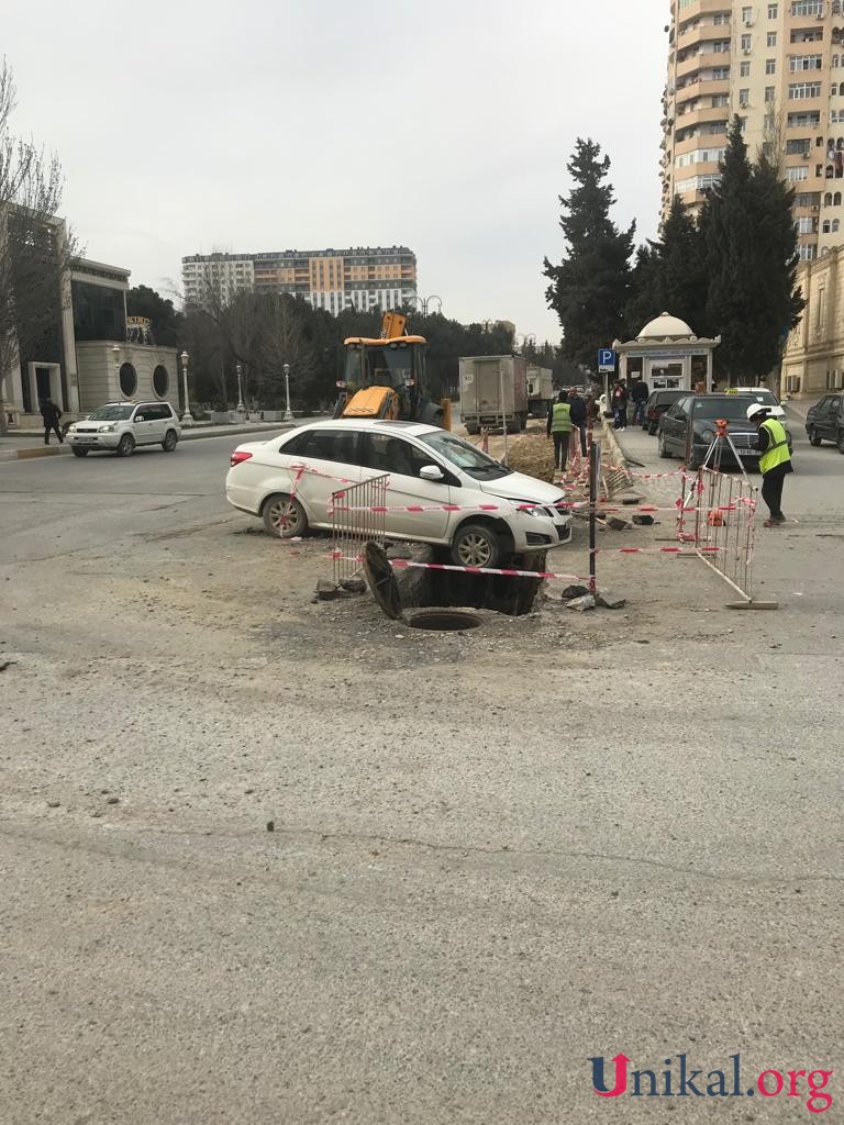 Xırdalanda “Chery” kanalizasiya quyusuna düşdü - FOTOLAR