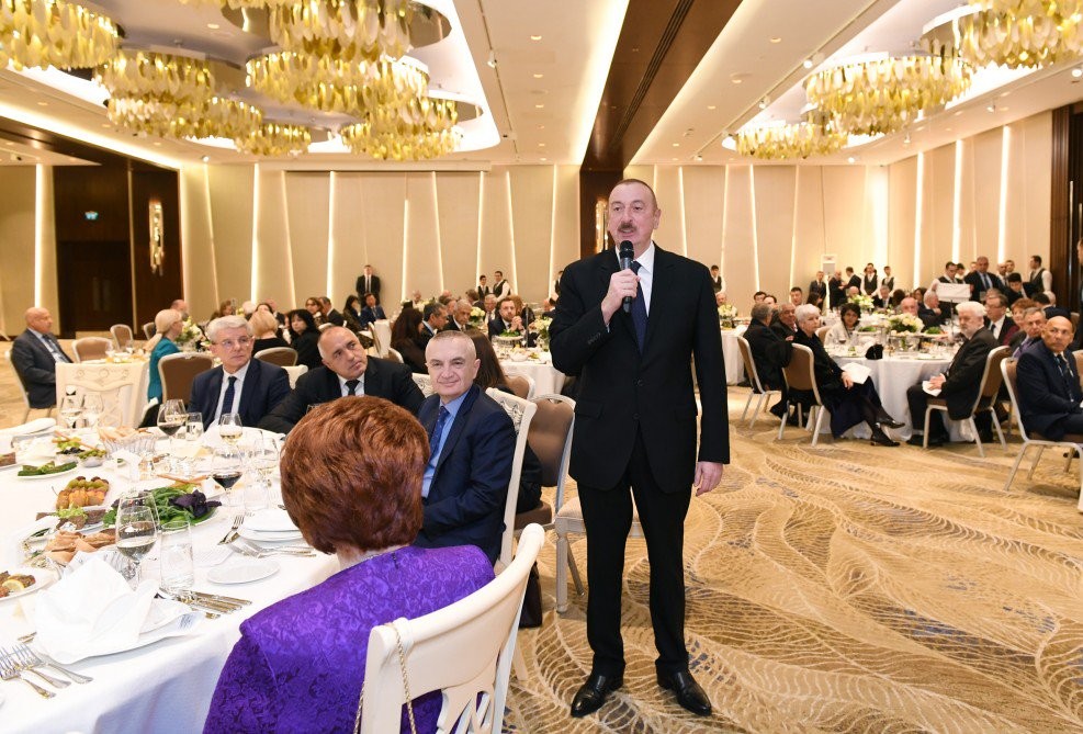 Bakı Forumunun iştirakçılarının şərəfinə ziyafət verildi: Prezident mərasimdə - FOTO