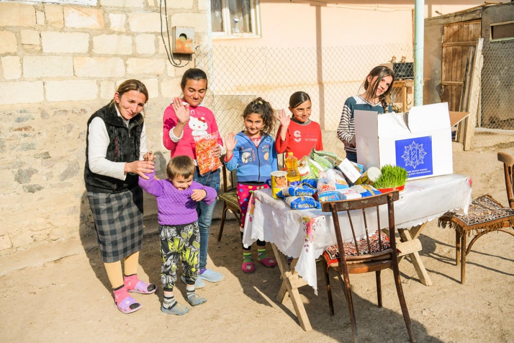 Aztəminatlı ailələrə Novruz sovqatları paylanıldı - FOTOLAR