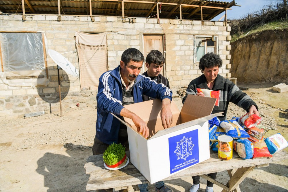 Aztəminatlı ailələrə Novruz sovqatları paylanıldı - FOTOLAR